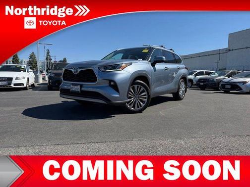 Moon Dust 2023 Toyota Highlander Hybrid Platinum