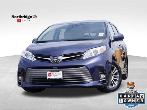 Parisian Night Pearl 2018 Toyota Sienna XLE