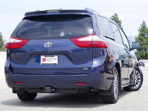 Parisian Night Pearl 2018 Toyota Sienna XLE