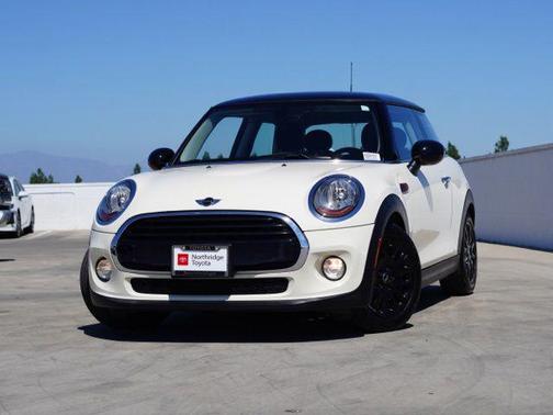 Pepper White 2017 MINI Hardtop Cooper