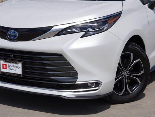 2025 Toyota Sienna Platinum