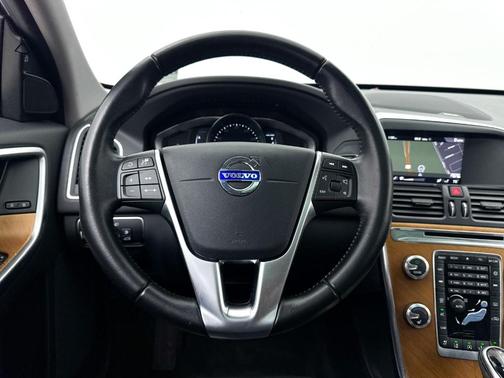 Crystal White Pearl 2017 Volvo XC60 T5 Inscription