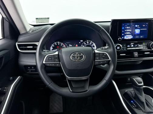 Moon Dust 2023 Toyota Highlander LE