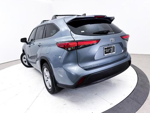 Moon Dust 2023 Toyota Highlander LE