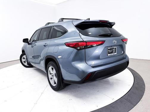 Moon Dust 2023 Toyota Highlander LE