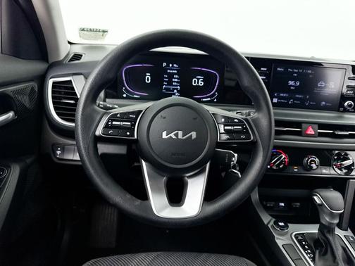 Snow White Pearl 2024 Kia Seltos LX