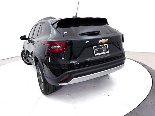 Mosaic Black Metallic 2025 Chevrolet Trax LT