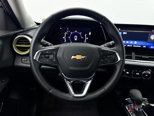 Mosaic Black Metallic 2025 Chevrolet Trax LT