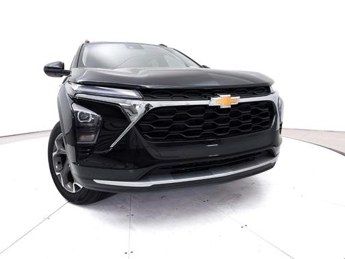 Mosaic Black Metallic 2025 Chevrolet Trax LT