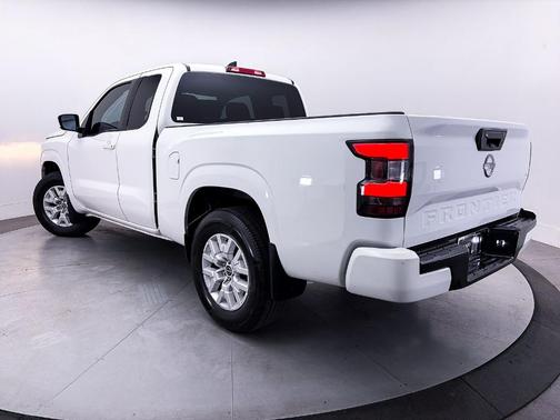 Glacier White 2022 Nissan Frontier SV