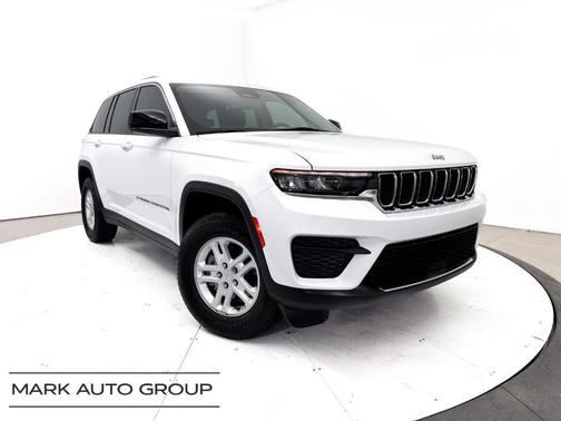 Bright White Clearcoat 2023 Jeep Grand Cherokee Laredo