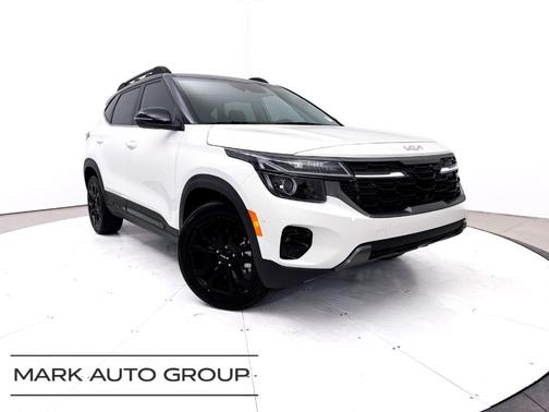 Clear White / Black Roof 2024 Kia Seltos X-Line