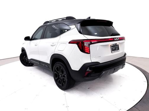 Clear White / Black Roof 2024 Kia Seltos X-Line