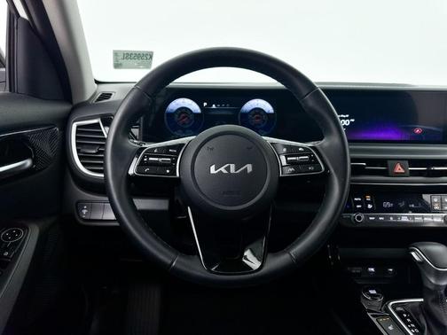 Clear White / Black Roof 2024 Kia Seltos X-Line