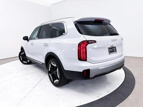 Glacial White Pearl 2024 Kia Telluride S