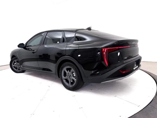 Aurora Black Pearl 2025 Kia K4
