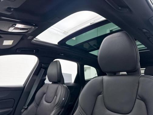 2024 Volvo XC60 Recharge Plug-In Hybrid T8 Ultimate Black Edition