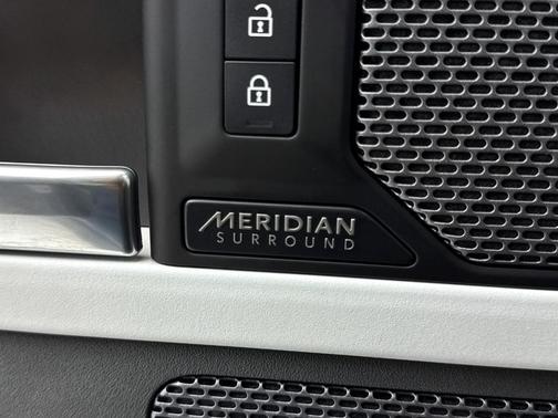 2023 Land Rover Defender 110 SE