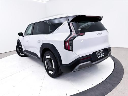 Glacial White Pearl 2025 Kia EV9 Wind