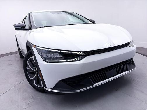 Snow White Pearl 2022 Kia EV6 Light