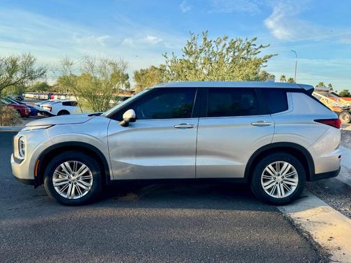 2024 Mitsubishi Outlander ES