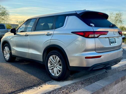 2024 Mitsubishi Outlander ES