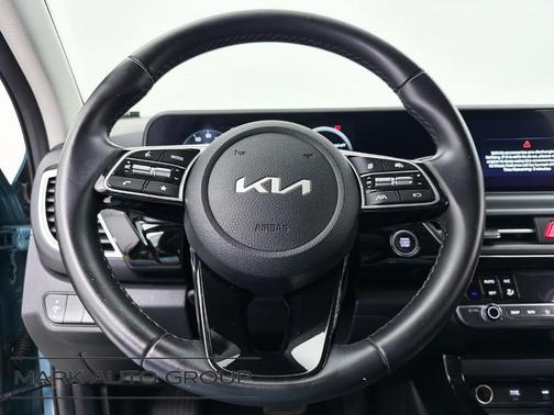 Blue / Black 2024 Kia Seltos S