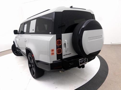2024 Land Rover Defender P400 X-Dynamic SE