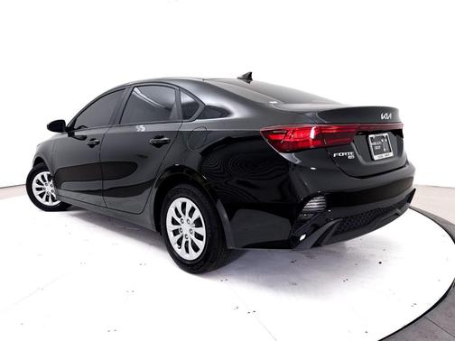 Aurora Black Pearl 2024 Kia Forte LX
