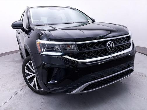 Deep Black Pearl Effect 2023 Volkswagen Taos 1.5T SE