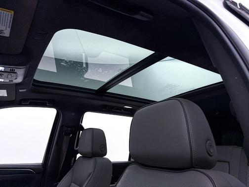 White Frost Tri-Coat 2024 GMC Yukon SLT