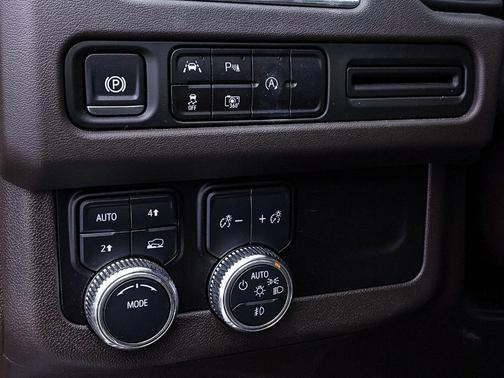 White Frost Tri-Coat 2024 GMC Yukon SLT