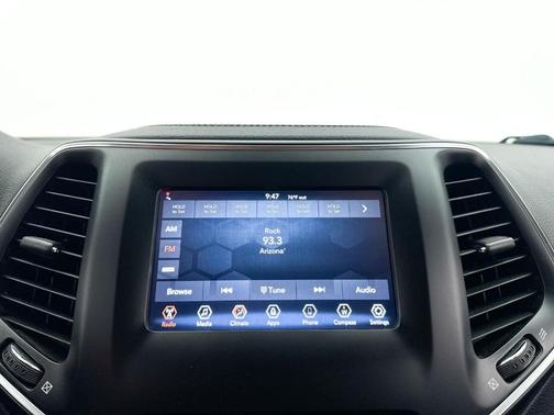 Bright White Clearcoat 2019 Jeep Cherokee Latitude