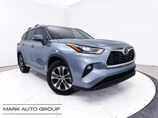 Moon Dust 2023 Toyota Highlander XLE