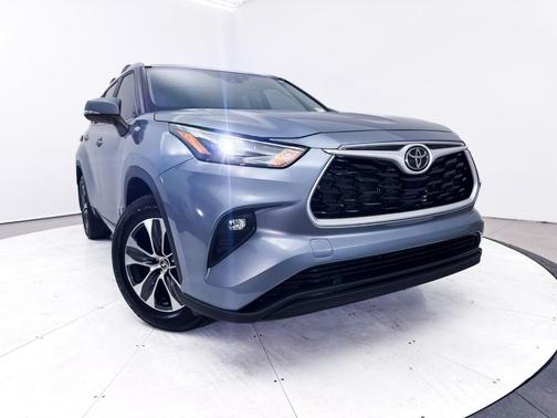 Moon Dust 2023 Toyota Highlander XLE