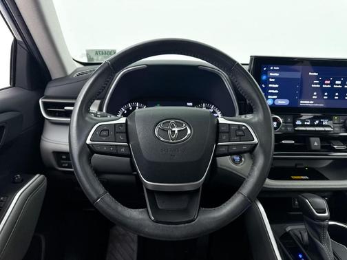 Moon Dust 2023 Toyota Highlander XLE