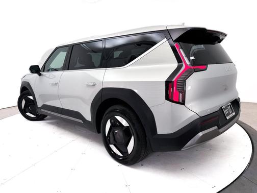 Ivory Silver 2024 Kia EV9 Light Long Range