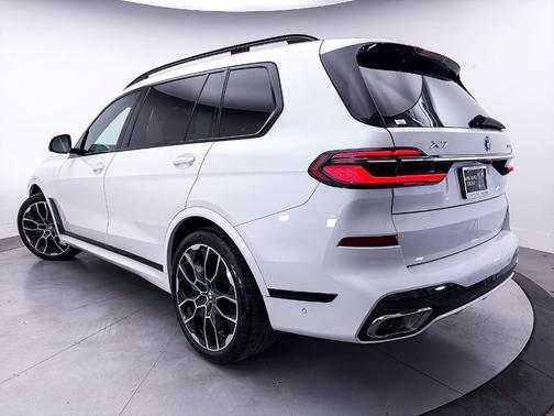 Mineral White Metallic 2023 BMW X7 xDrive40i