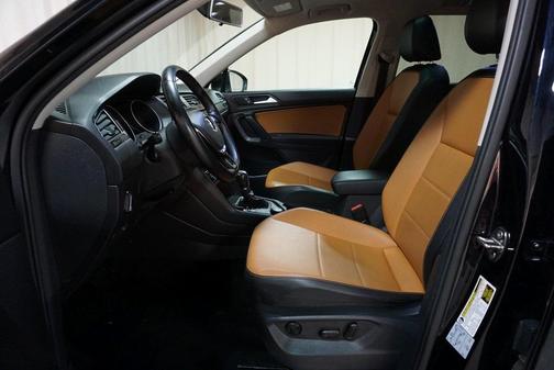 Photo 4 of 44 of 2019 Volkswagen Tiguan 2.0T SE