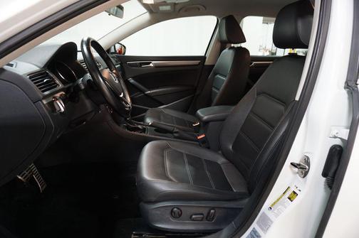 Pure White 2017 Volkswagen Passat 1.8T R-Line