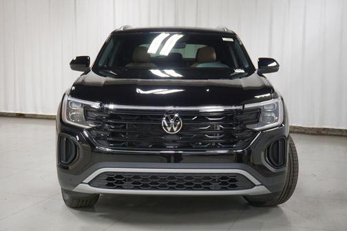 Deep Black 2026 Volkswagen Atlas Cross Sport 2.0T SE w/Technology 4MOTION