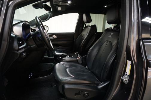 Granite Crystal Metallic Clearcoat 2019 Chrysler Pacifica Touring L
