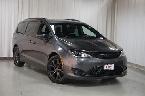 Granite Crystal Metallic Clearcoat 2019 Chrysler Pacifica Touring L