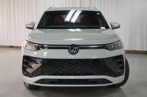 Sandstone 2025 Volkswagen Tiguan 2.0T SEL R-Line 4MOTION