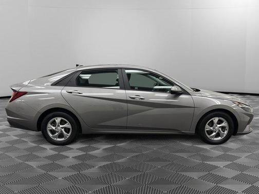 2021 Hyundai ELANTRA SE