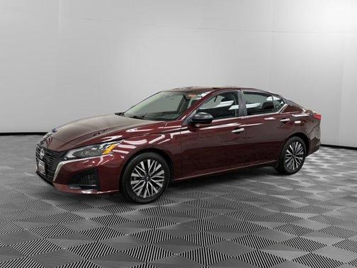 Garnet Pearl Me 2024 Nissan Altima 2.5 SV