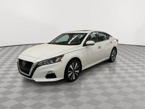 Pearl White Tricoat 2022 Nissan Altima 2.5 SV