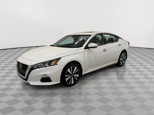 Pearl White Tricoat 2022 Nissan Altima 2.5 SV