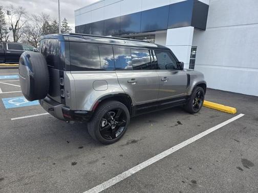 2024 Land Rover Defender 110 P400 X-Dynamic SE