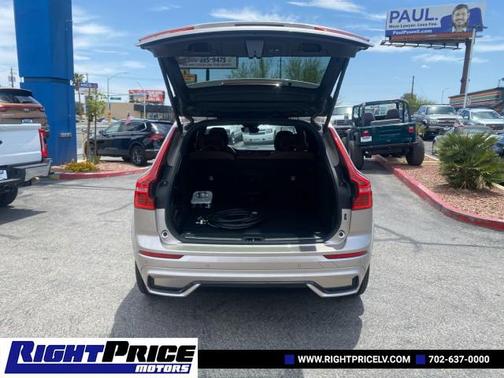 2024 Volvo XC60 Recharge Plug-In Hybrid Ultimate Dark Theme